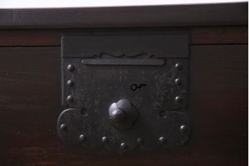 アンティーク家具　和製アンティーク　明治期　金具や木肌が味わい深い脚付き箪笥ローチェスト(リビングボード、引き出し、時代箪笥)