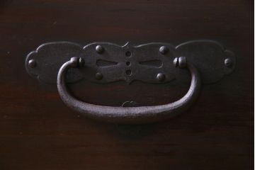 アンティーク家具　和製アンティーク　明治期　金具や木肌が味わい深い脚付き箪笥ローチェスト(リビングボード、引き出し、時代箪笥)