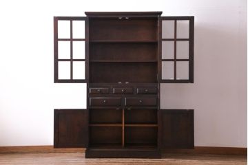 中古　北海道民芸家具　HM160K　落ち着いた色合いが上品な食器棚(本箱、収納棚)(定価約45万)(1)