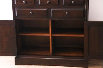 中古　北海道民芸家具　HM160K　落ち着いた色合いが上品な食器棚(本箱、収納棚)(定価約45万)(1)