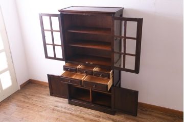 中古　北海道民芸家具　HM160K　落ち着いた色合いが上品な食器棚(本箱、収納棚)(定価約45万)(1)