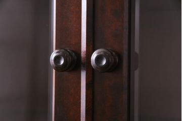 中古　北海道民芸家具　HM160K　落ち着いた色合いが上品な食器棚(本箱、収納棚)(定価約45万)(1)