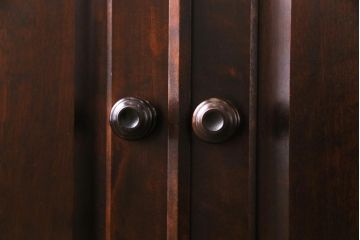 中古　北海道民芸家具　HM160K　落ち着いた色合いが上品な食器棚(本箱、収納棚)(定価約45万)(1)