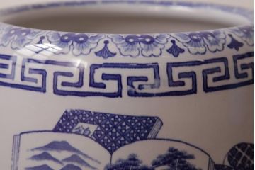 アンティーク雑貨　古民具・骨董　銘入り　窓絵に描かれた山水図が風情溢れる瀬戸火鉢(鉢カバー、手あぶり)