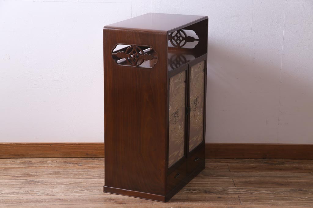 上手物　桑材　品のある佇まいが魅力的な指物家具の収納棚(戸棚)