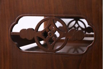 上手物　桑材　品のある佇まいが魅力的な指物家具の収納棚(戸棚)