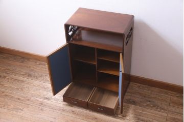 上手物　桑材　品のある佇まいが魅力的な指物家具の収納棚(戸棚)