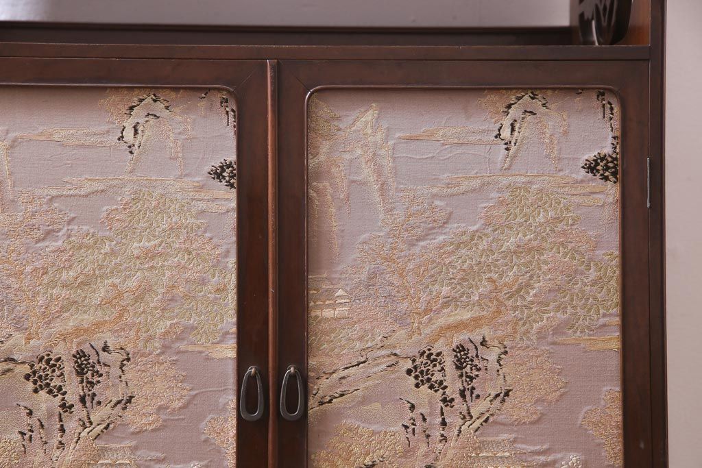 上手物　桑材　品のある佇まいが魅力的な指物家具の収納棚(戸棚)