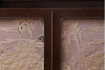 上手物　桑材　品のある佇まいが魅力的な指物家具の収納棚(戸棚)