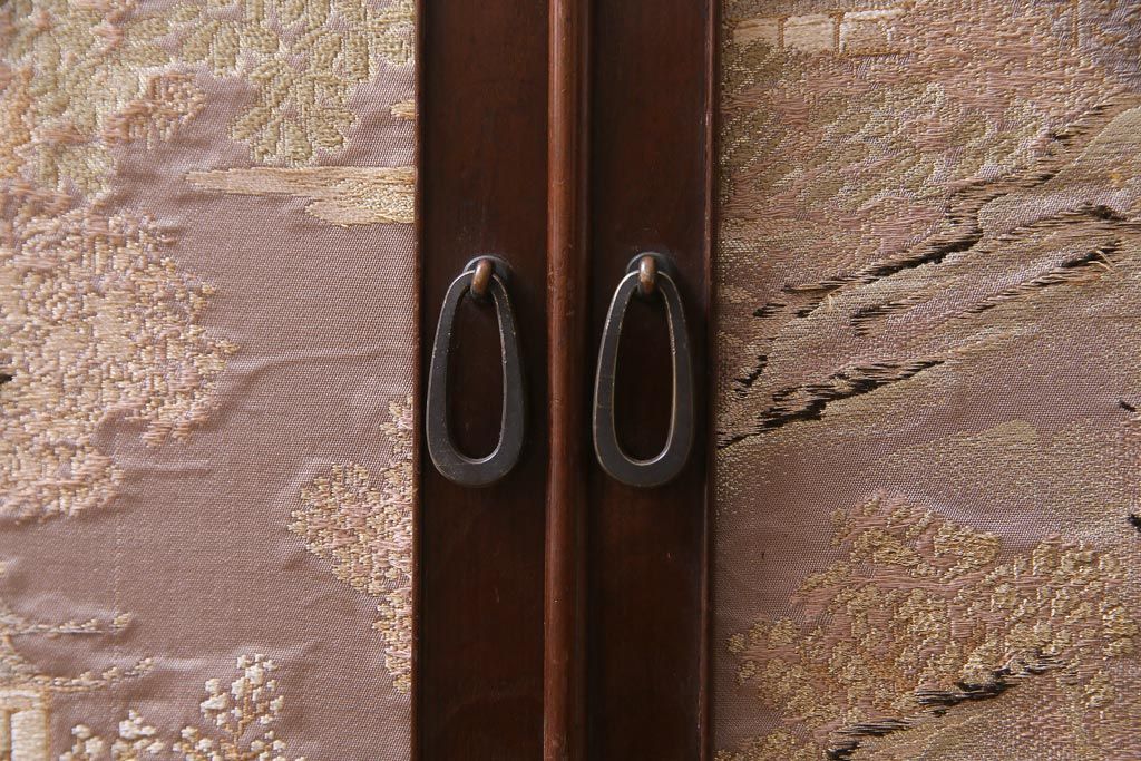 上手物　桑材　品のある佇まいが魅力的な指物家具の収納棚(戸棚)