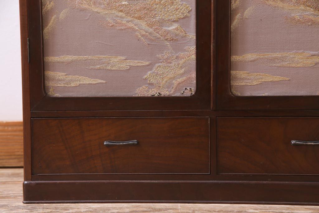 上手物　桑材　品のある佇まいが魅力的な指物家具の収納棚(戸棚)