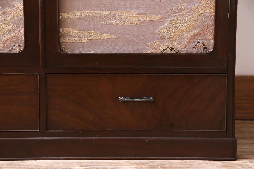 上手物　桑材　品のある佇まいが魅力的な指物家具の収納棚(戸棚)