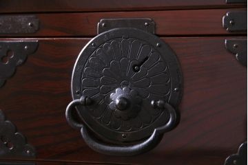 極美品　前面ケヤキ材　特大　木地呂塗りが上品な印象を与える一間仙台箪笥(夫婦タンス、時代箪笥、引き出し)