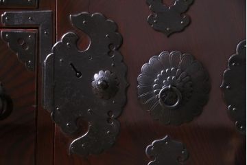 極美品　前面ケヤキ材　特大　木地呂塗りが上品な印象を与える一間仙台箪笥(夫婦タンス、時代箪笥、引き出し)