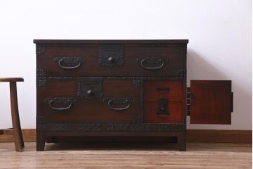 アンティーク家具　和製アンティーク　明治期　存在感のある金具が格好良い脚付き箪笥ローボード(テレビボード、ローチェスト、衣装箪笥)