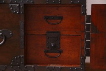 アンティーク家具　和製アンティーク　明治期　存在感のある金具が格好良い脚付き箪笥ローボード(テレビボード、ローチェスト、衣装箪笥)