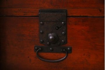 アンティーク家具　和製アンティーク　明治期　存在感のある金具が格好良い脚付き箪笥ローボード(テレビボード、ローチェスト、衣装箪笥)