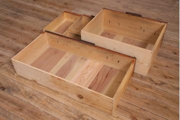 アンティーク家具　和製アンティーク　明治期　存在感のある金具が格好良い脚付き箪笥ローボード(テレビボード、ローチェスト、衣装箪笥)