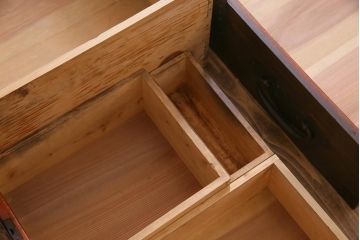 アンティーク家具　和製アンティーク　明治期　存在感のある金具が格好良い脚付き箪笥ローボード(テレビボード、ローチェスト、衣装箪笥)