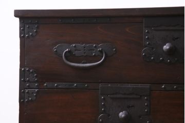 アンティーク家具　和製アンティーク　明治期　存在感のある金具が格好良い脚付き箪笥ローボード(テレビボード、ローチェスト、衣装箪笥)