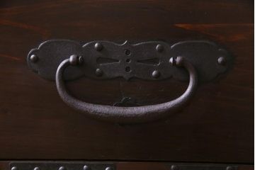 アンティーク家具　和製アンティーク　明治期　存在感のある金具が格好良い脚付き箪笥ローボード(テレビボード、ローチェスト、衣装箪笥)