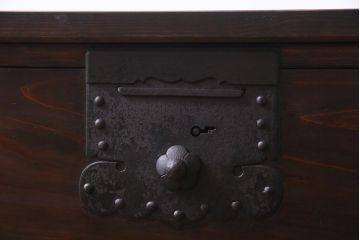 アンティーク家具　和製アンティーク　明治期　存在感のある金具が格好良い脚付き箪笥ローボード(テレビボード、ローチェスト、衣装箪笥)