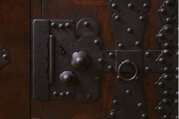 アンティーク家具　和製アンティーク　明治期　存在感のある金具が格好良い脚付き箪笥ローボード(テレビボード、ローチェスト、衣装箪笥)