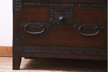 アンティーク家具　和製アンティーク　明治期　存在感のある金具が格好良い脚付き箪笥ローボード(テレビボード、ローチェスト、衣装箪笥)