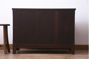 アンティーク家具　和製アンティーク　明治期　存在感のある金具が格好良い脚付き箪笥ローボード(テレビボード、ローチェスト、衣装箪笥)