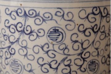 アンティーク雑貨　和製アンティーク　小振り　唐草と寿文様が描かれた珍しい図柄の火鉢(手あぶり)