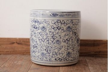 アンティーク雑貨　和製アンティーク　小振り　唐草と寿文様が描かれた珍しい図柄の火鉢(手あぶり)