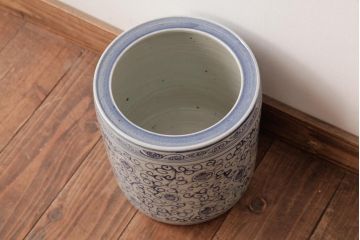 アンティーク雑貨　和製アンティーク　小振り　唐草と寿文様が描かれた珍しい図柄の火鉢(手あぶり)