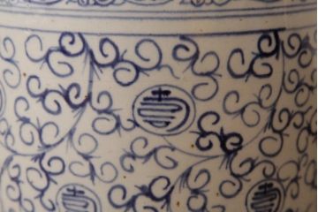 アンティーク雑貨　和製アンティーク　小振り　唐草と寿文様が描かれた珍しい図柄の火鉢(手あぶり)