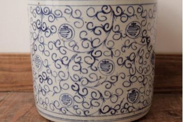 アンティーク雑貨　和製アンティーク　小振り　唐草と寿文様が描かれた珍しい図柄の火鉢(手あぶり)