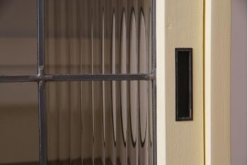ラフジュ工房オリジナル　古建具リメイク　ステンドグラスがおしゃれな戸棚(収納棚、サイドボード)(1)