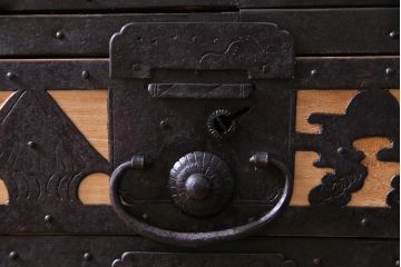 アンティーク家具　古民具　明治期　前面桐材　ローボードとしても使える風格のある佇まいの佐渡箪笥(八幡箪笥、桐箪笥、桐たんす)