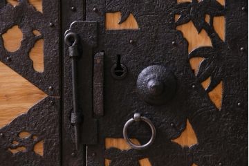 アンティーク家具　古民具　明治期　前面桐材　ローボードとしても使える風格のある佇まいの佐渡箪笥(八幡箪笥、桐箪笥、桐たんす)