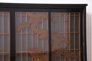 ラフジュ工房オリジナル　書院戸リメイク　松・鷹の図柄が迫力のあるガラス戸棚(収納棚、サイドボード)