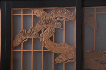 ラフジュ工房オリジナル　書院戸リメイク　松・鷹の図柄が迫力のあるガラス戸棚(収納棚、サイドボード)