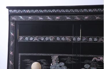 中古　最高級品　豪華絢爛な装飾が存在感を放つ螺鈿細工のワードローブ(衣装ダンス、収納棚)(定価約300万円)