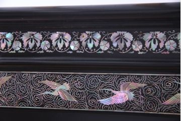 中古　最高級品　豪華絢爛な装飾が存在感を放つ螺鈿細工のワードローブ(衣装ダンス、収納棚)(定価約300万円)