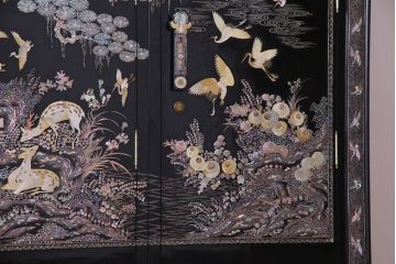 中古　最高級品　豪華絢爛な装飾が存在感を放つ螺鈿細工のワードローブ(衣装ダンス、収納棚)(定価約300万円)