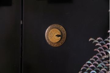 中古　最高級品　豪華絢爛な装飾が存在感を放つ螺鈿細工のワードローブ(衣装ダンス、収納棚)(定価約300万円)