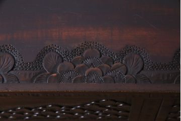 中古美品　伝統工芸　職人技が光る軽井沢彫りのチェスト(衣装箪笥、タンス)
