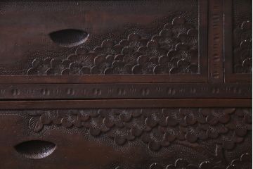 中古美品　伝統工芸　職人技が光る軽井沢彫りのチェスト(衣装箪笥、タンス)