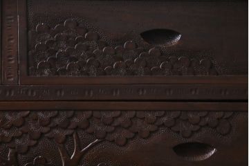 中古美品　伝統工芸　職人技が光る軽井沢彫りのチェスト(衣装箪笥、タンス)