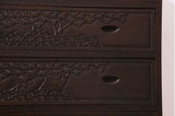 中古美品　伝統工芸　職人技が光る軽井沢彫りのチェスト(衣装箪笥、タンス)