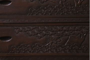 中古美品　伝統工芸　職人技が光る軽井沢彫りのチェスト(衣装箪笥、タンス)