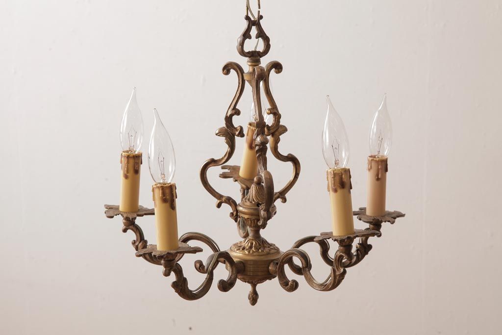 フランスビンテージ　シックな趣きのキャンドル型シャンデリア(5灯、天井照明、吊り下げ照明)