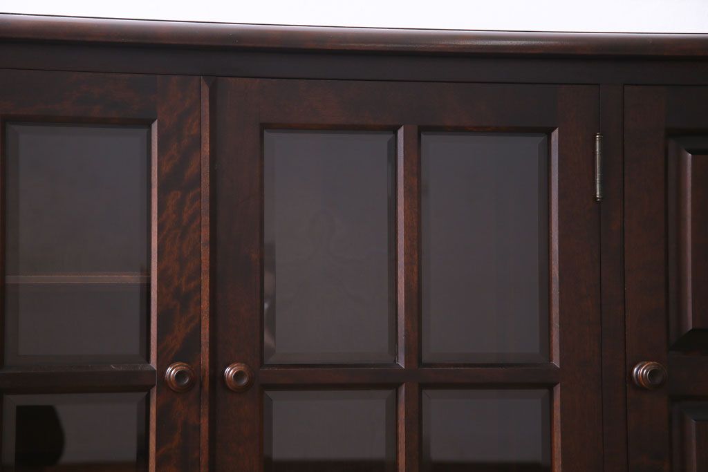 中古　北海道民芸家具　#138　落ち着いた色味のクラシカルなサイドボード(収納棚、戸棚)(1)